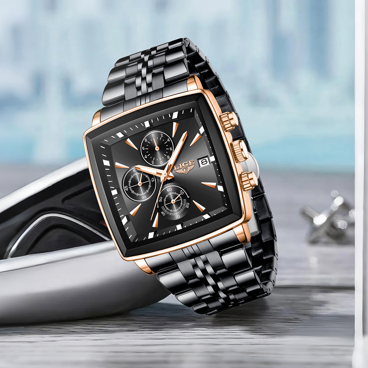 Montre en acier noir et or vue en entier