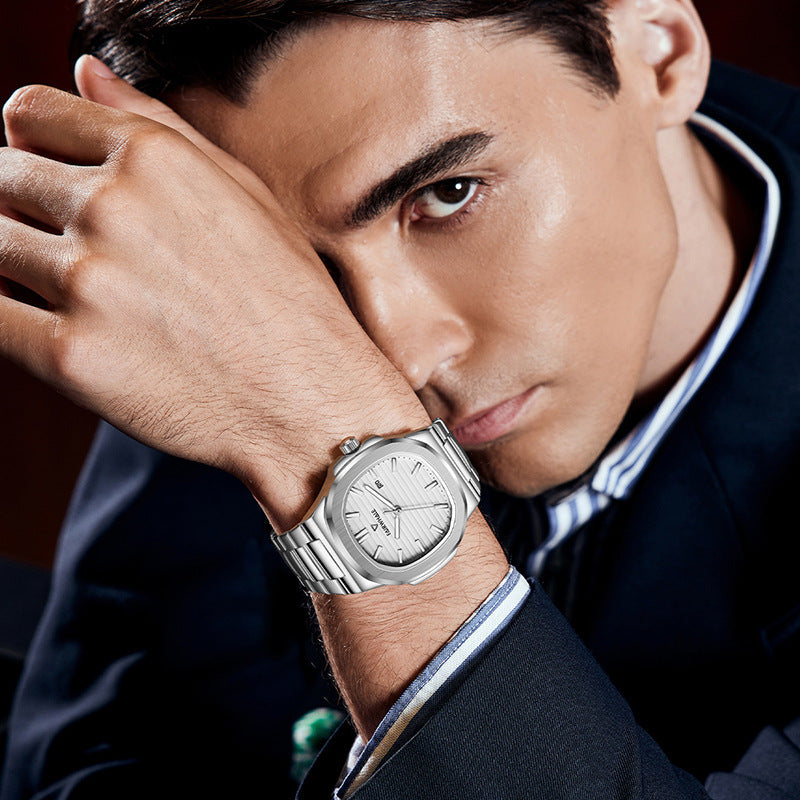 Vue de profil de la montre homme Legacy avec bracelet en acier